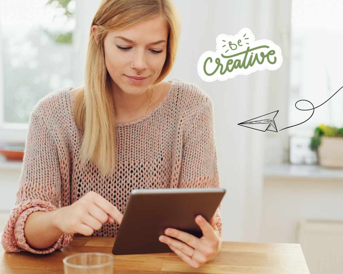 Frau am Tablet Schriftzug "Be creative" mit Papierflieger Piktogramm
