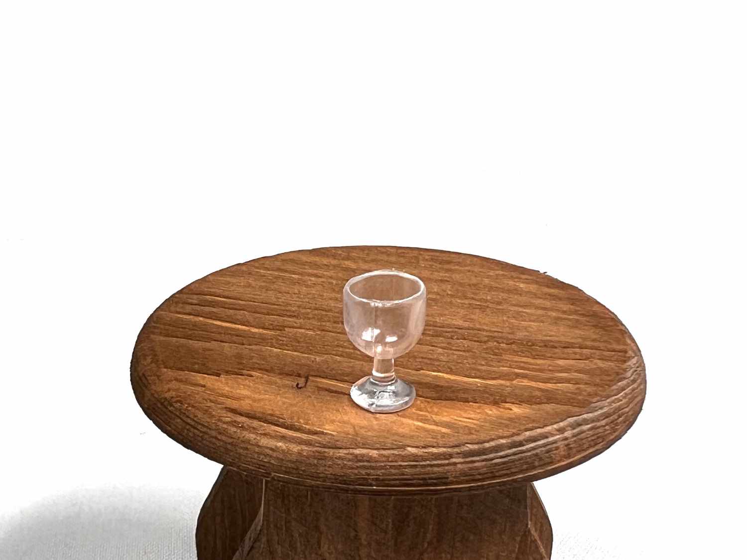 Miniatur Glas, leer auf Tisch