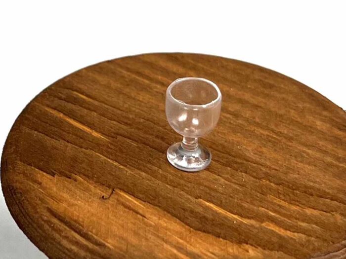 Miniatur Glas, leer auf Tisch