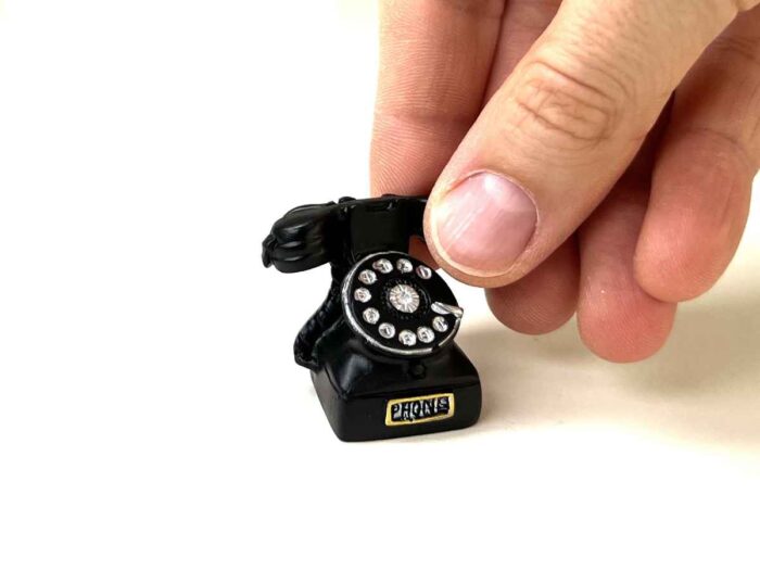 Telefon mit Hand für Größenverhältnis
