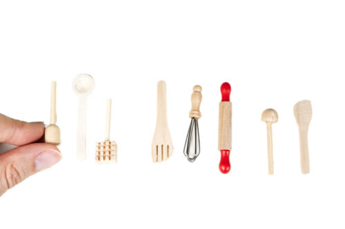 Miniatur Küchenwerkzeug Set mit Hand zum Größenvergleich