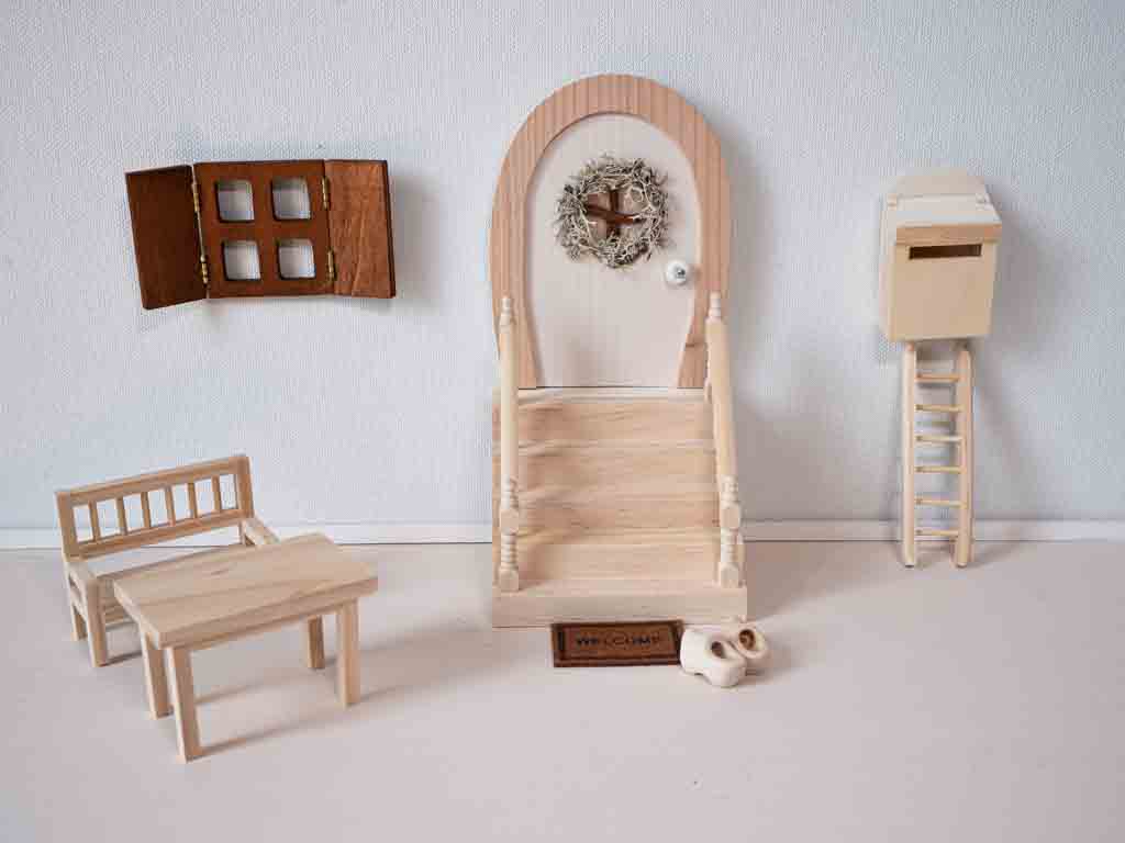Starter Set Wichteltür mit Wichtelür, Fenster, Briefkasten, Leiter, Treppe, Fußmatte, Bank, Tisch und Holzclogs