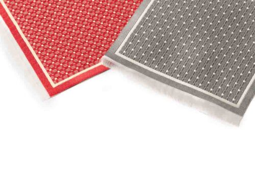 Teppich in Grau mit Fransen und Rot im Vergleich