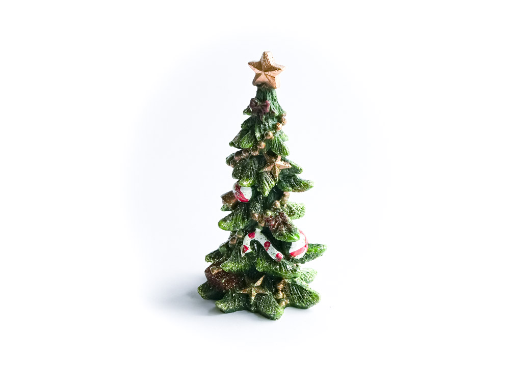 dekorierter Weihnachtsbaum für die Wichteltür