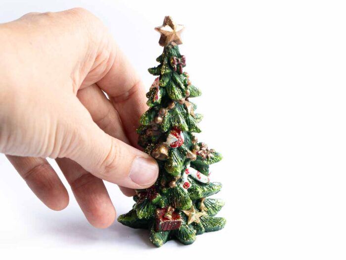 dekorierter Weihnachtsbaum für die Wichteltür